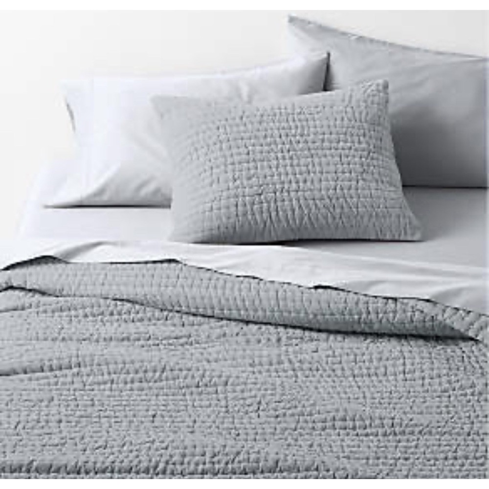 Crate & Barrel Organic Celeste Queen Full Quilt Light Gray / Blue Bedspread